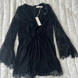 NWT MESHKI MIRABELLE LACE PLAYSUIT SIZE SMALL